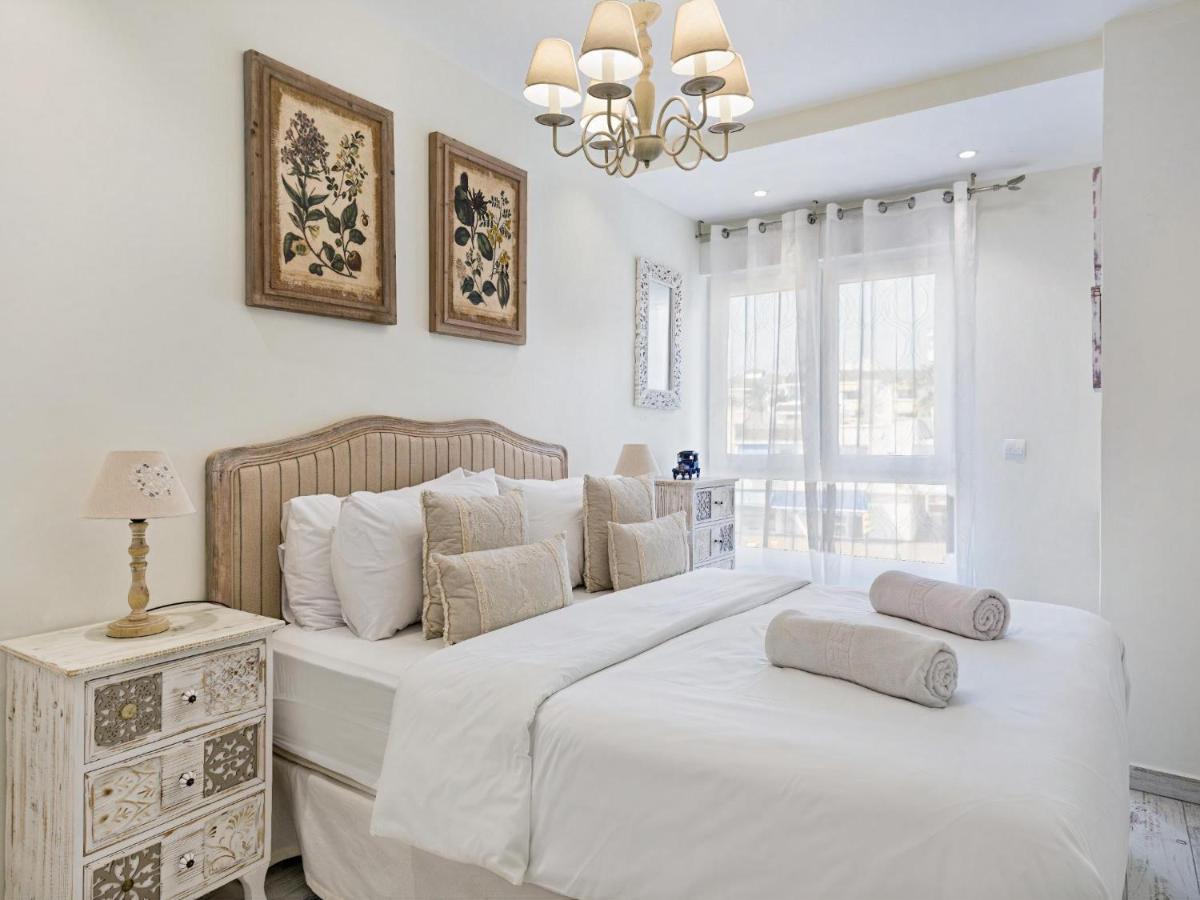 Spaces Mediterranean 4 Bedroom, 4 Bathroom, Huge Terrace, Jacuzzi- Sleeps 9 Appartement