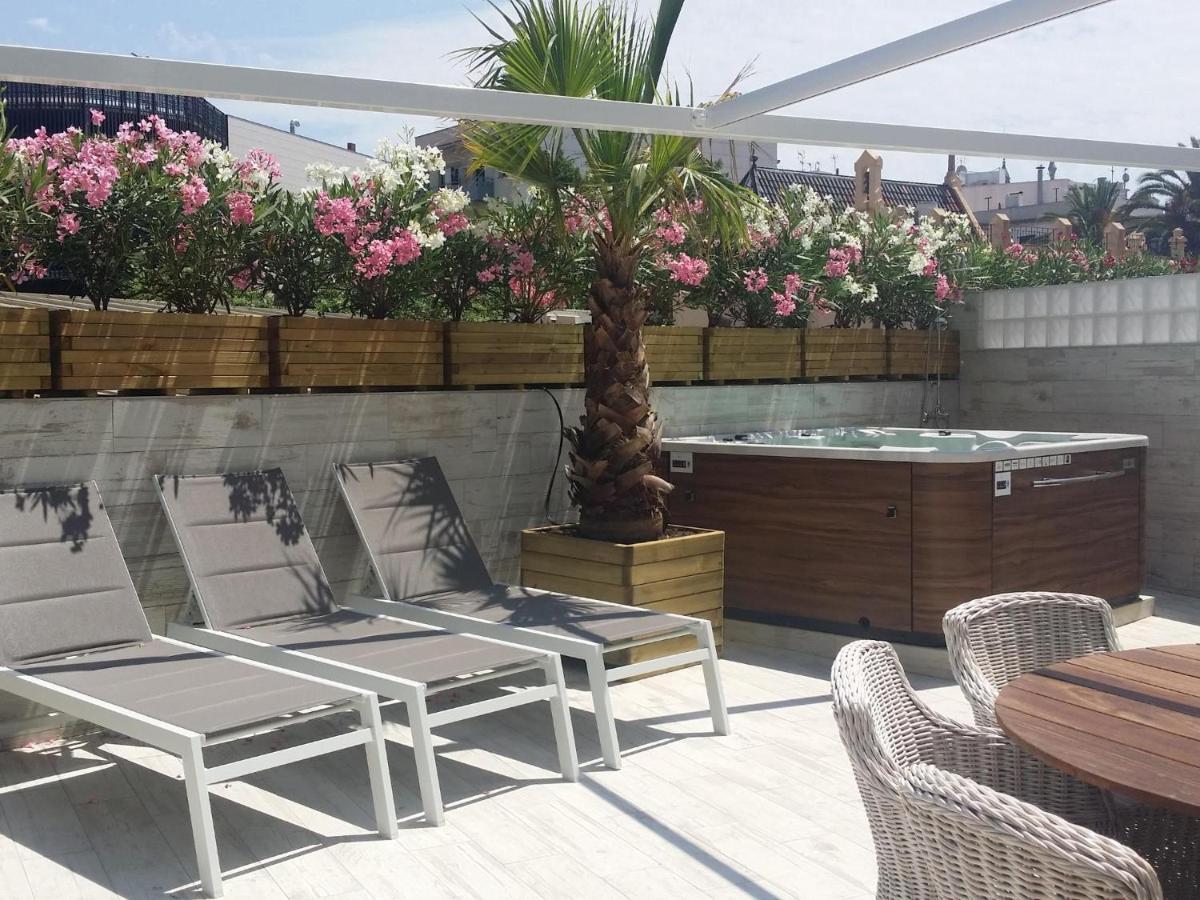 Spaces Mediterranean 4 Bedroom, 4 Bathroom, Huge Terrace, Jacuzzi- Sleeps 9 Appartement