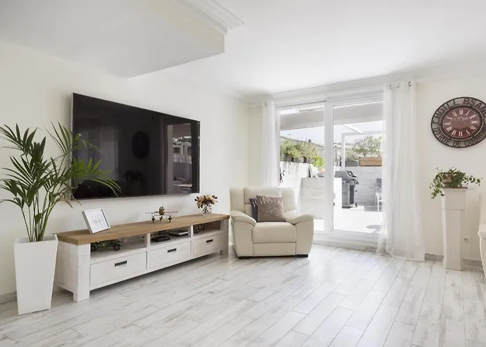 Sitges Spaces Mediterranean Apartments 4 Bedroom, 4 Bathroom, Huge Terrace, Jacuzzi- Sleeps 9