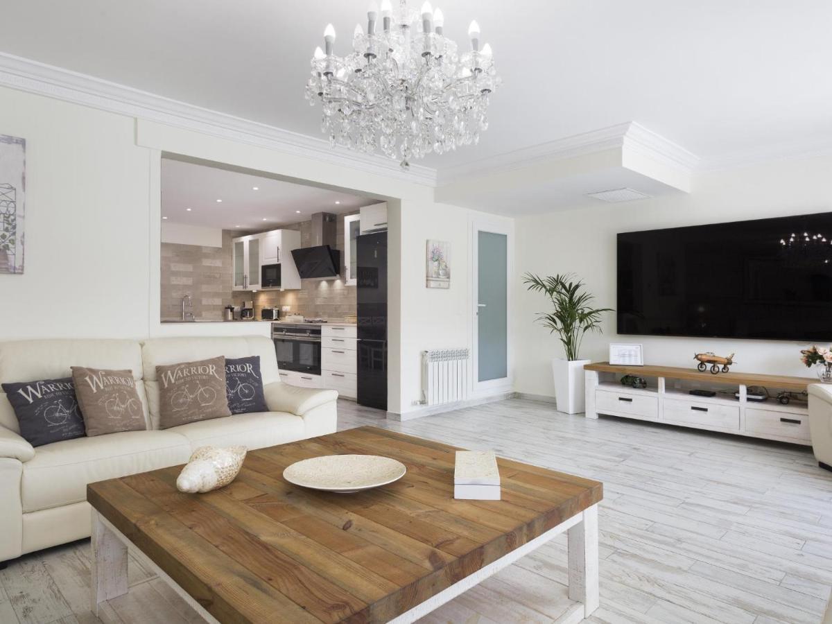 Apartamento Spaces Mediterranean 4 Bedroom, 4 Bathroom, Huge Terrace, Jacuzzi- Sleeps 9 *