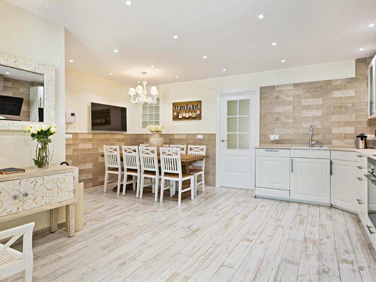Spaces Mediterranean 4 Bedroom, 4 Bathroom, Huge Terrace, Jacuzzi- Sleeps 9 Apartamento *